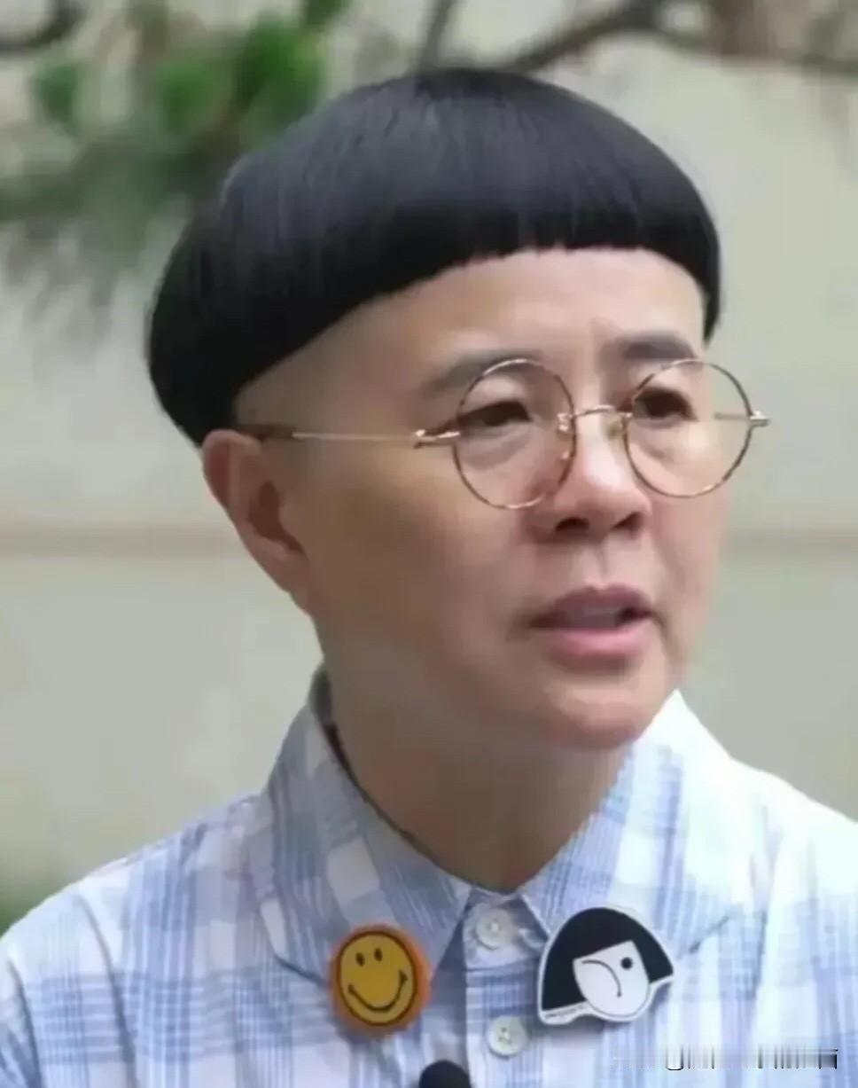 不管怎么看我还是觉得留着长发的金龟子，比她几十年不变的这个蘑菇造型的妆造好看，至