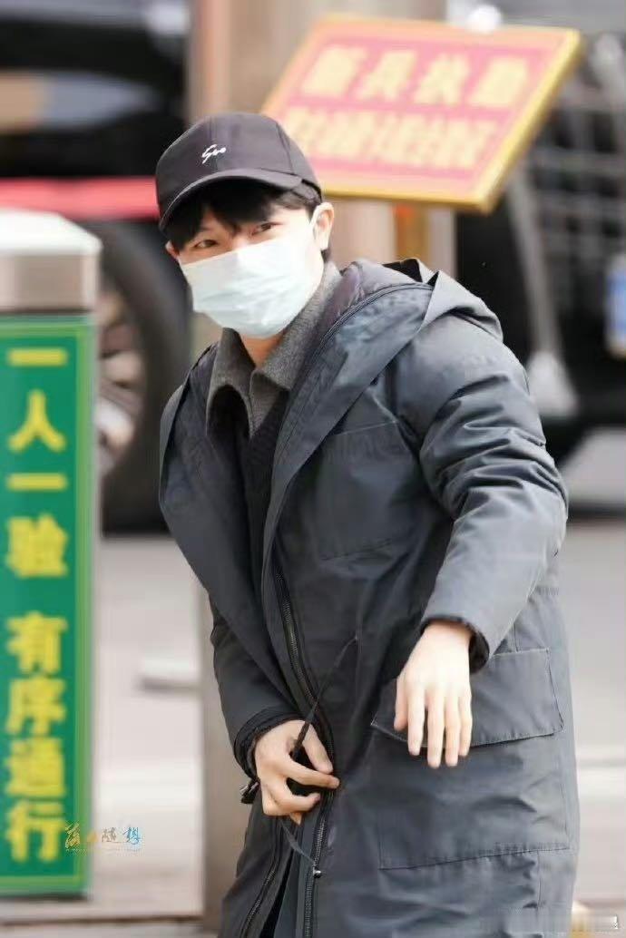 周深又穿着春晚战袍来了 深深穿着他压箱底的羽绒服现身央视彩排现场了，跟大家打招呼