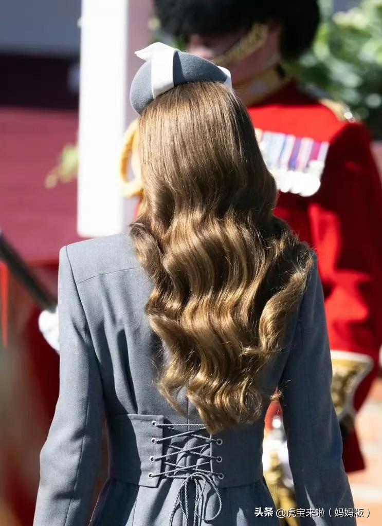 王妃的军装风大衣裙背后设计更巧妙时尚！来自英籍尼日利亚设计师！