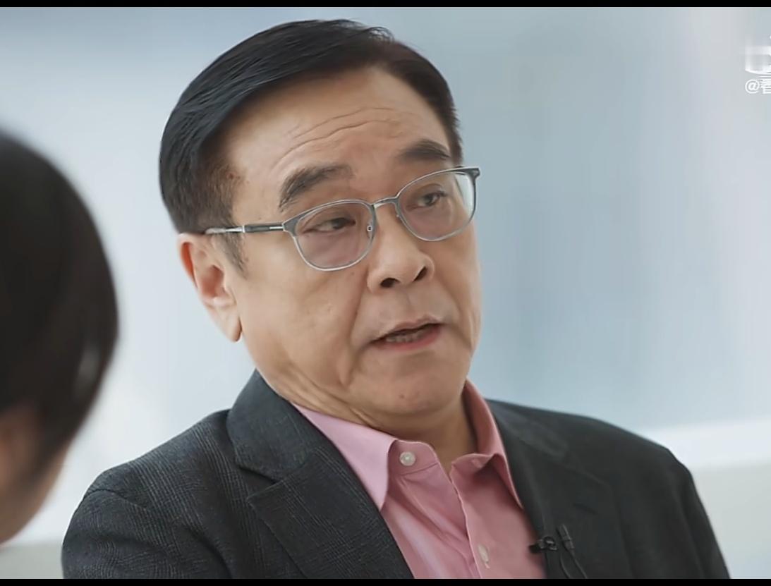 尔冬升是香港金像奖董事局主席，某家电影上一届获奖为⭕，所以尔导夸王一博，某家破防