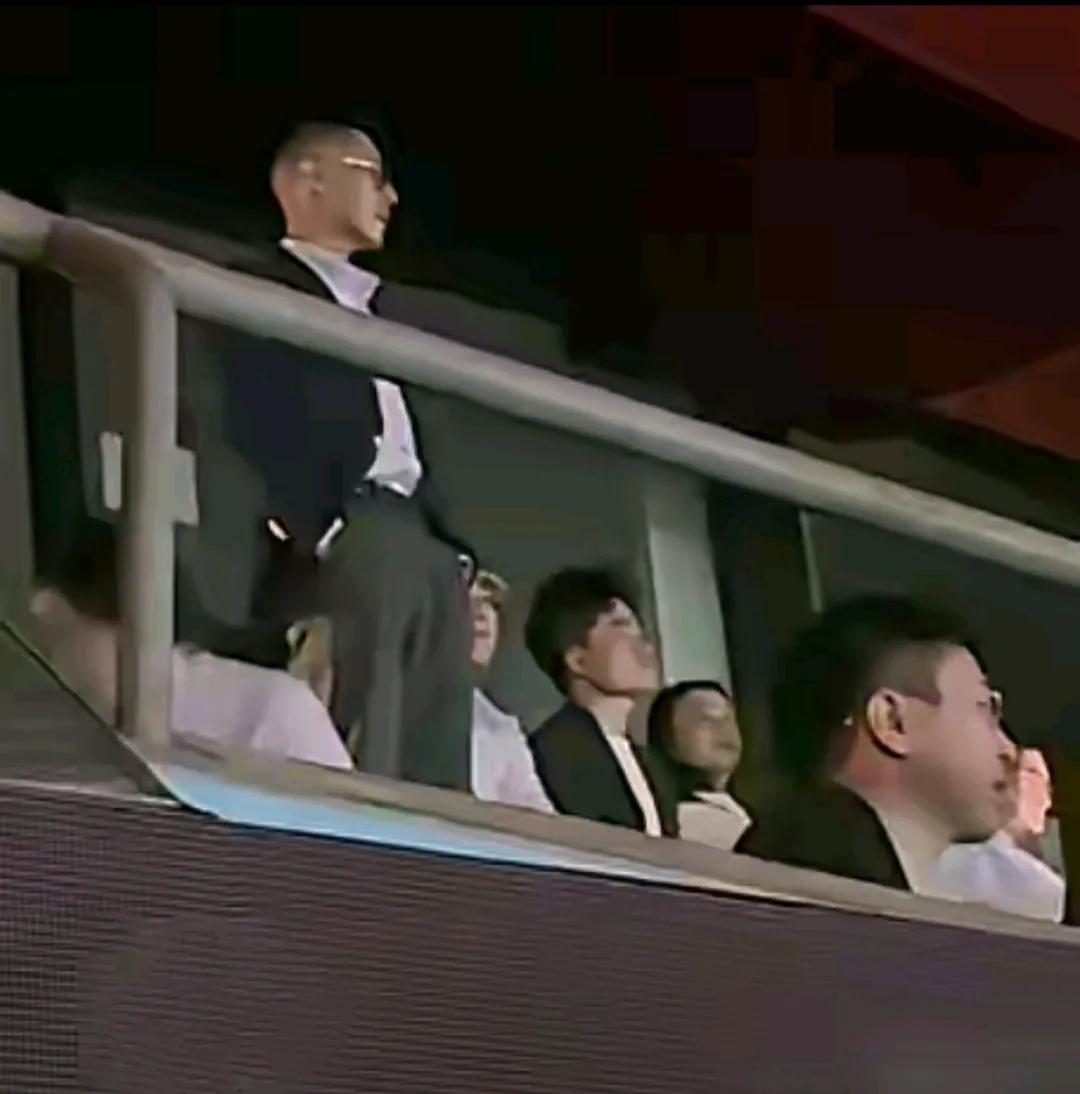 优秀的人会相互吸引的，

冰哥这是在看看演唱会吧？

后台在一起的还有董，

同