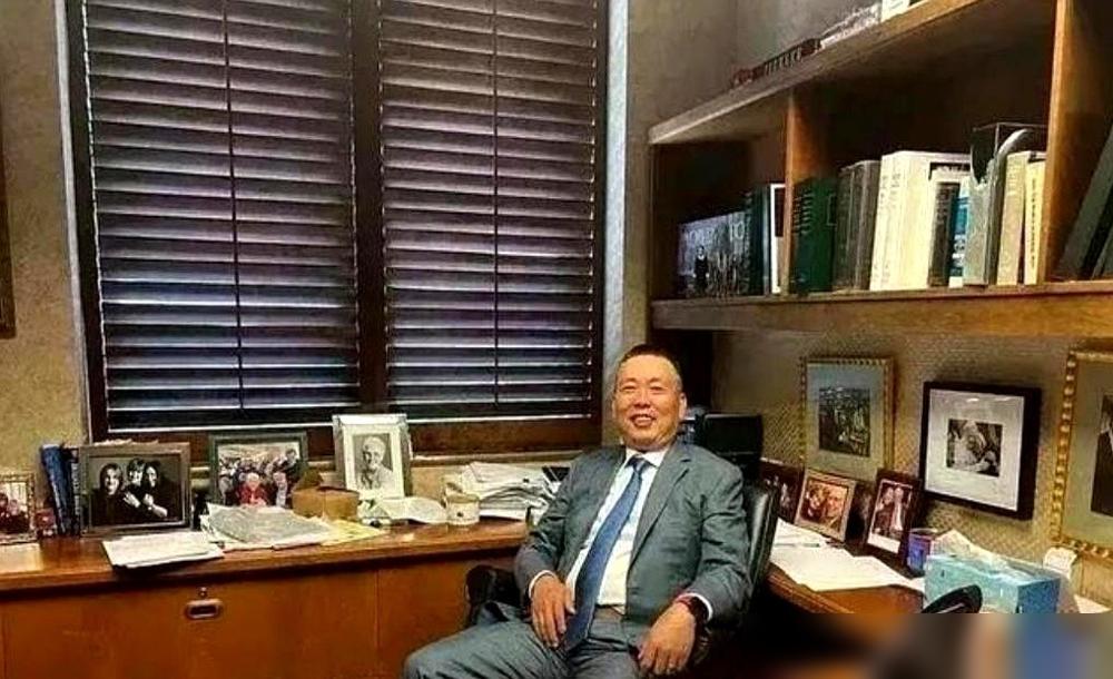 把公司干到最牛的时候，一拆三。
自己占70%的股份，大笔一挥，给自己只留下不到2