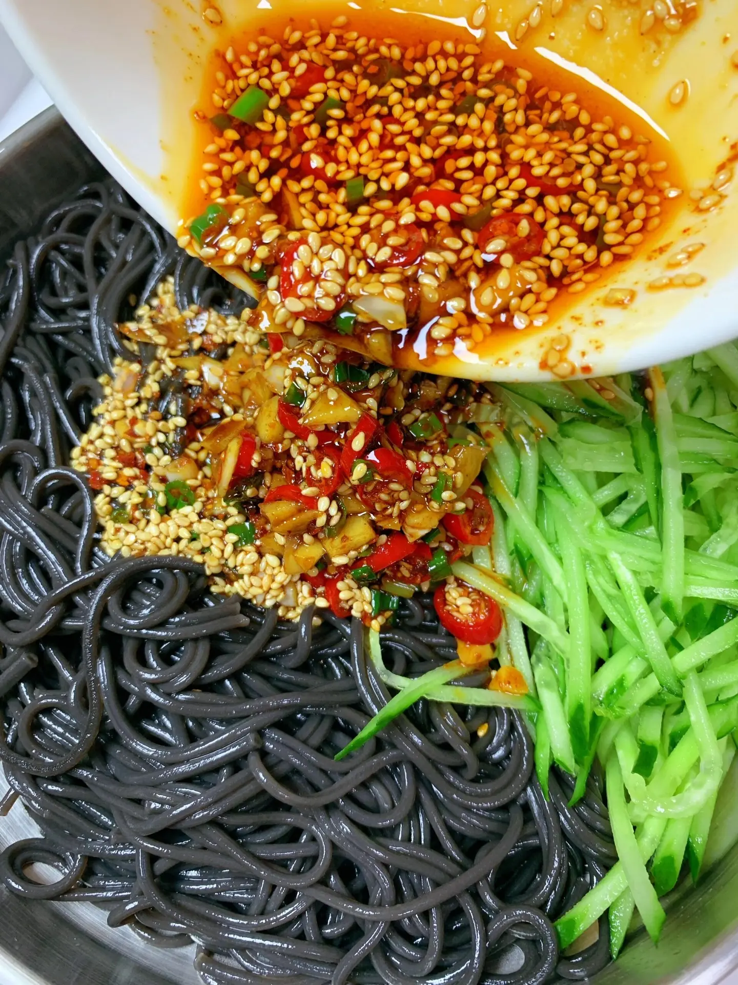 夏天没胃口一定要试试这个。酸酸辣辣的凉拌厥根粉， Q弹爽滑，酸辣开胃...