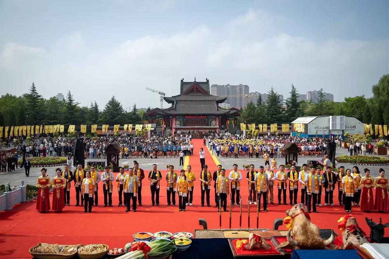 农历七月十五中元节，一场庄重肃穆的祭祖大典在山西洪洞大槐树景区祭祖广场正式举行。