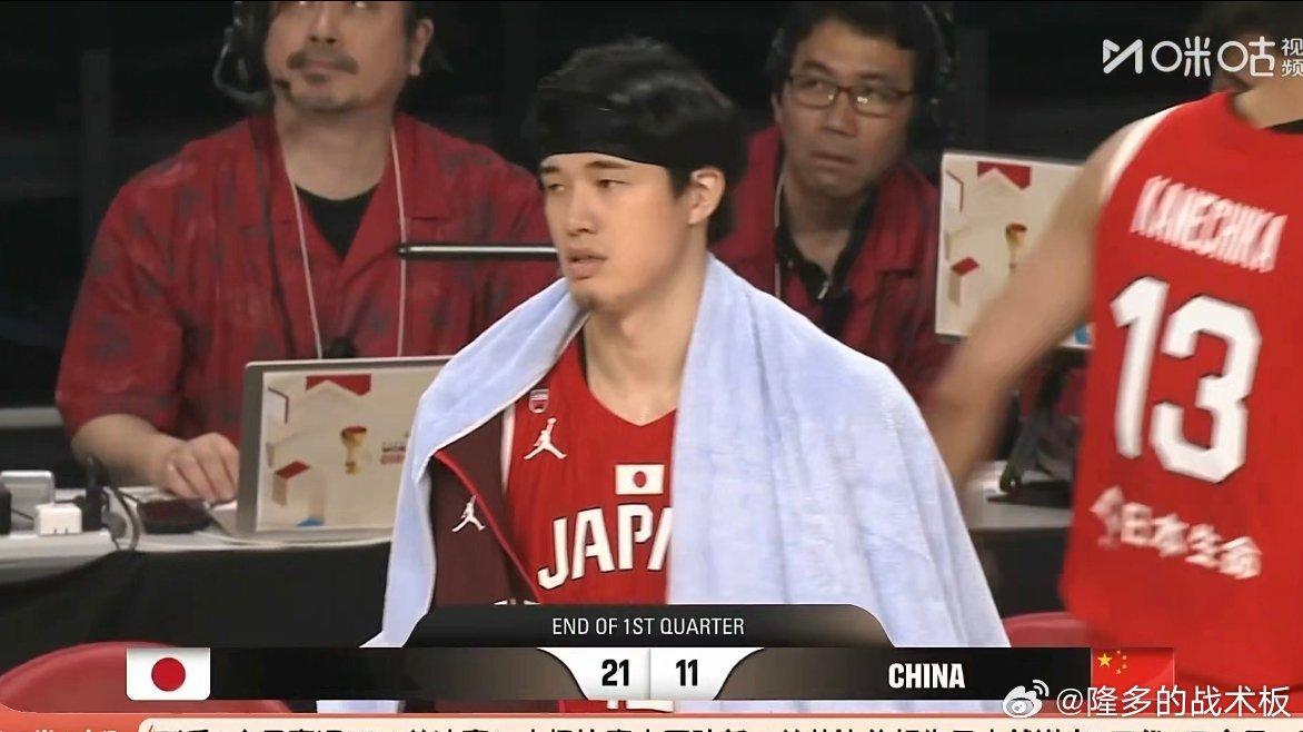 第一节结束，中国男篮11-21落后日本中国男篮vs日本男篮