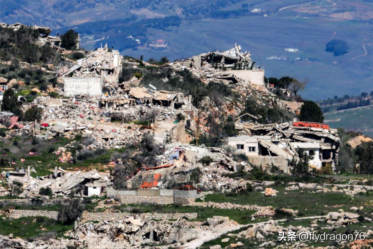 🚨🇮🇱🇱🇧图片显示了以色列空袭黎巴嫩南部平民区后的景象。