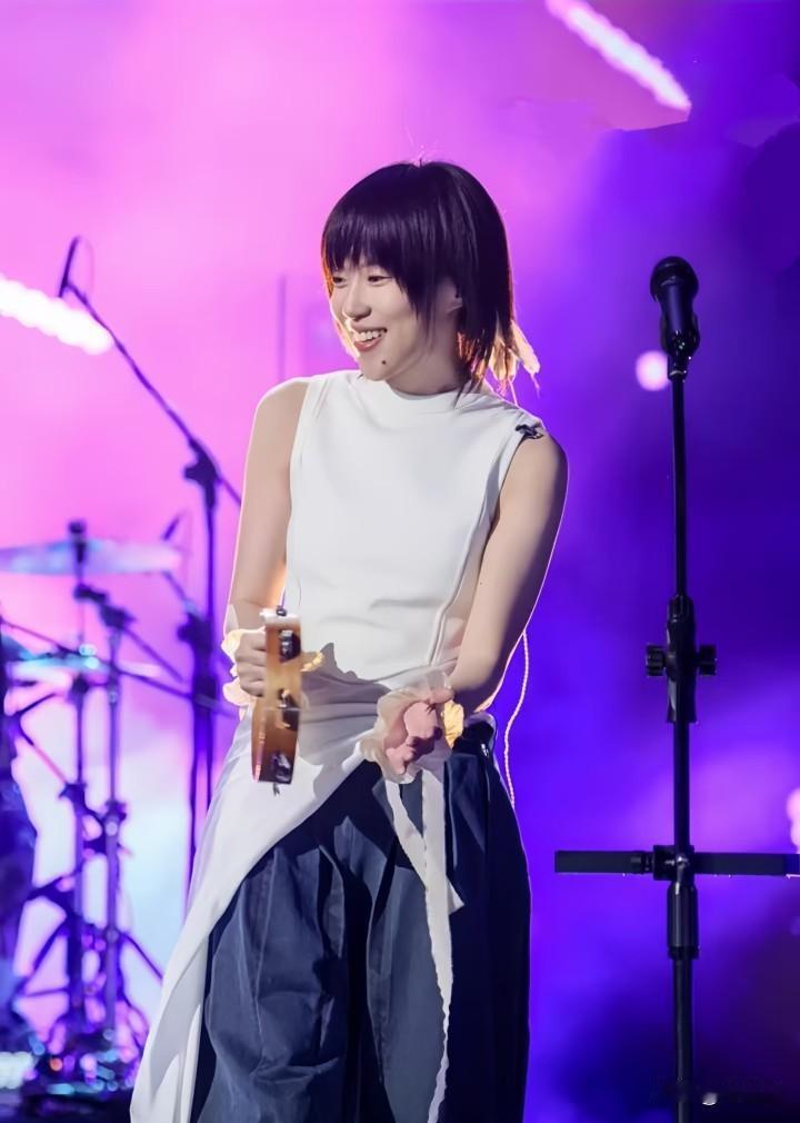 《歌手2026》窦靖童的松弛感哪里来？王菲带着窦靖童逃学那刻就知道她把女儿当作朋