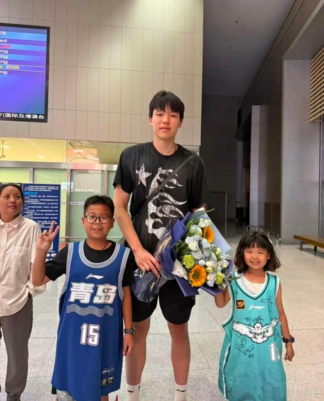 杨瀚森深夜落地青岛机场，不少球迷专程赶来送花迎接回国，期待小杨世预赛的表现！ 