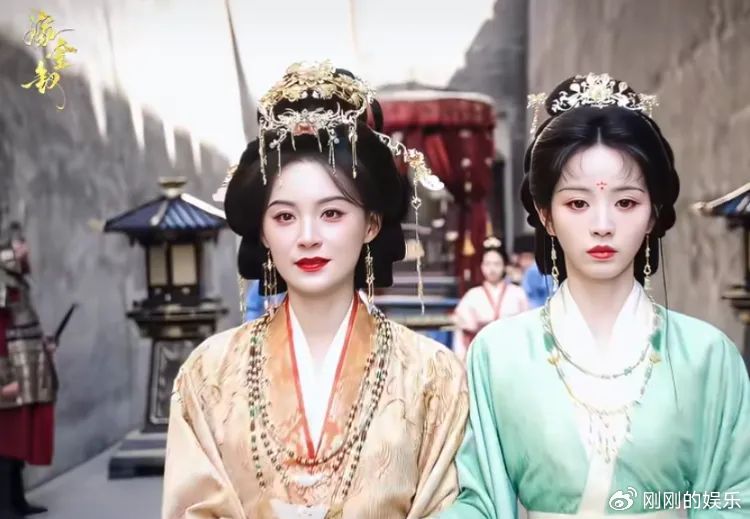 在金秋的日子, 像演出一场红色姻缘线的大戏一样进行着表演, 可是, 心里头在那种