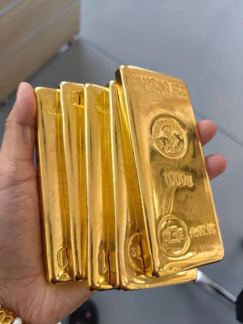 国内金价迎来大幅下调半年来每克金饰价格跌了近 450 块！今天国内主流品牌足金饰