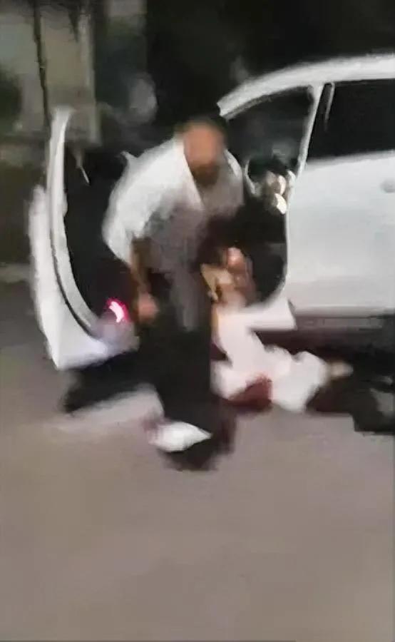 凌晨1点，我刚要躺平——

突然听见楼下有人喊“救命”，声音像被掐着脖子似的，发