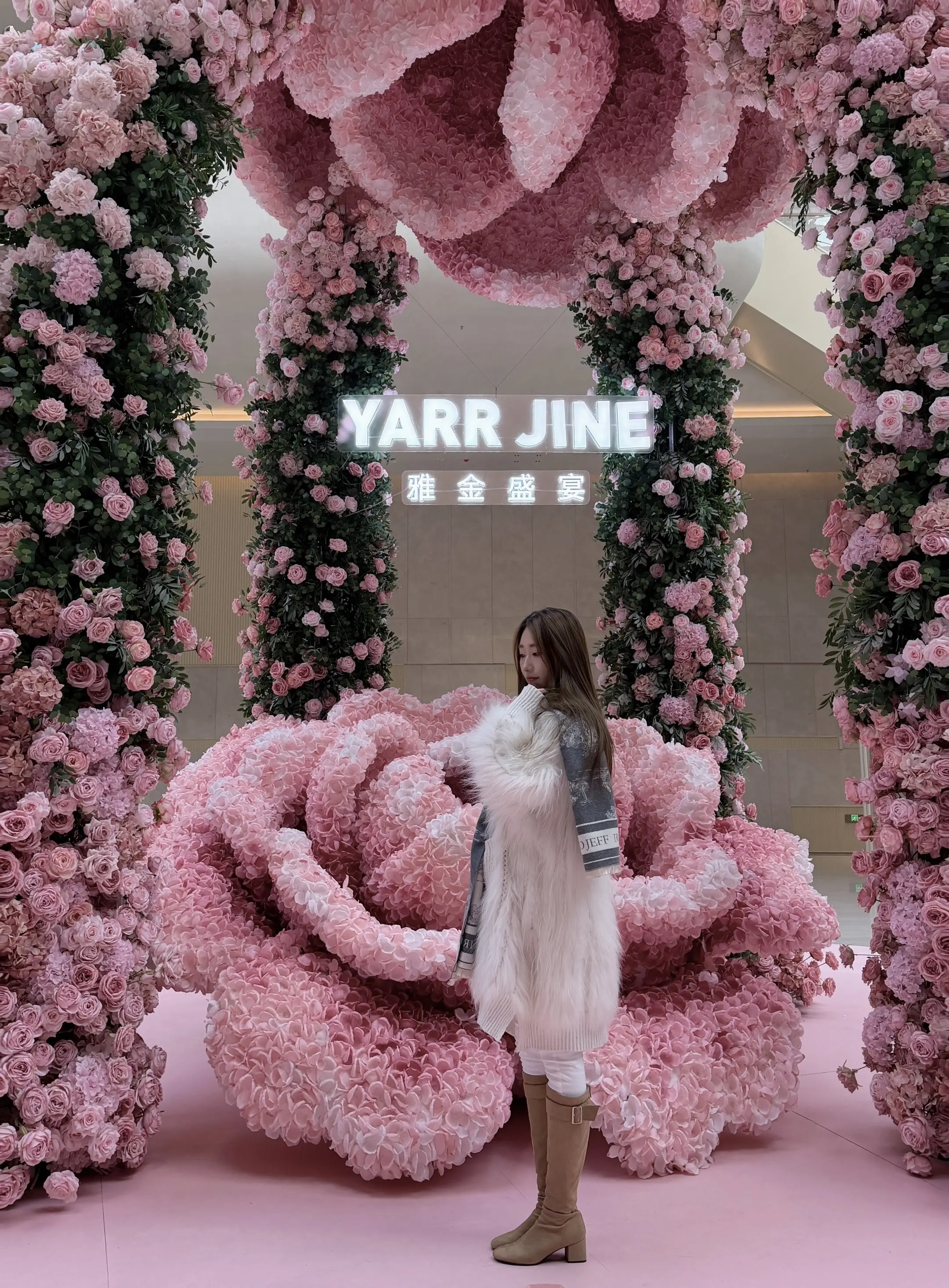 我想跪下求命运垂怜 发现比膝盖先落地的 是我的眼泪