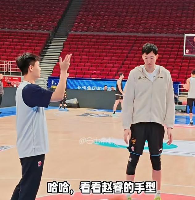 赵睿老师又在上课了，这堂课是指导学生周琦练罚篮。

3月25日晚，北京北汽男篮主