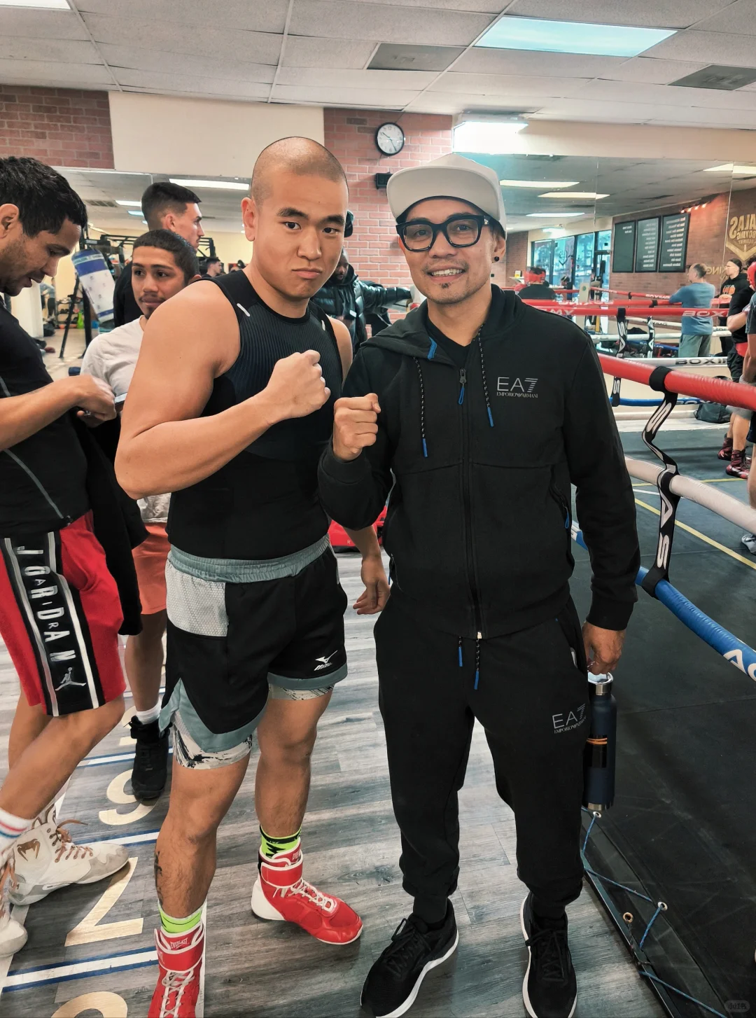 戴个眼镜这么斯文会打拳吗