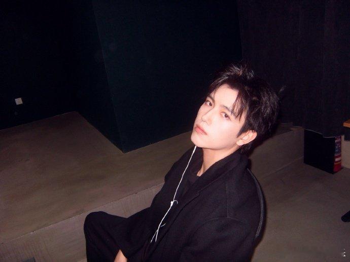 陈飞宇 阿瑟帅回宫了 这颜值太能打！《你好星期六》路透帅得激灵，清爽搭配有古偶范