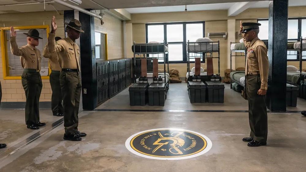 美国海军陆战队第二新兵训练营高尔夫连的队列教官，于2026年2月28日在南卡罗来