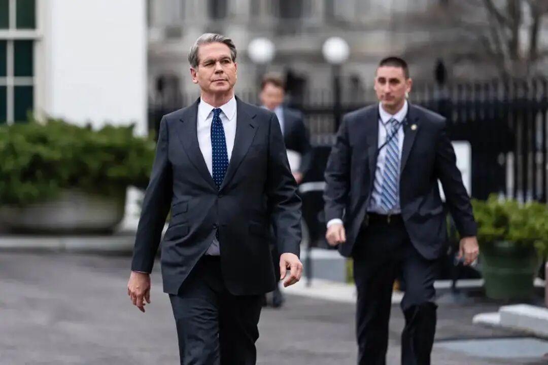 随着霍尔木兹海峡危机带来的油价飙升，作为主要产油国的俄罗斯有可能受益。默茨、斯塔