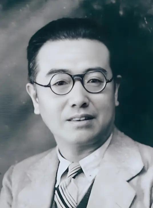1966年，大庆油田发现者谢家荣吞下一整瓶安眠药，在睡梦中离世，第二天，妻子吴镜