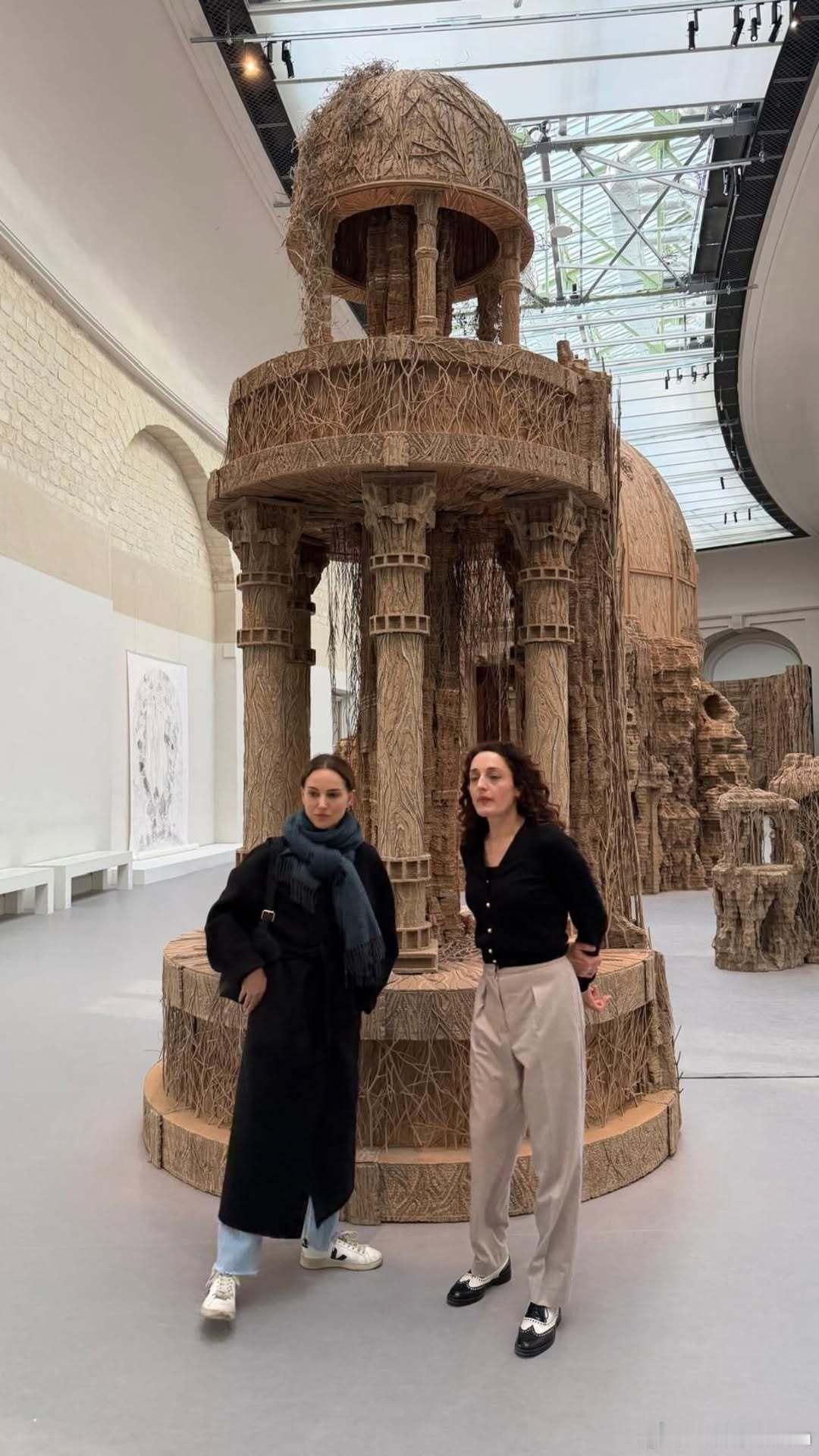 natalie portman娜塔莉波特曼分享自己在巴黎大皇宫参观艺术家Eva 