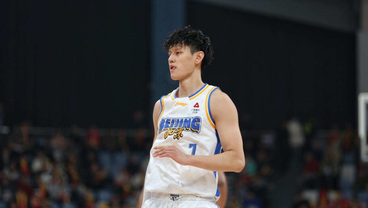 曾凡博一场比一场差，水货标签越来越明显，他现在不是北京男篮的主力，反而成了球队的