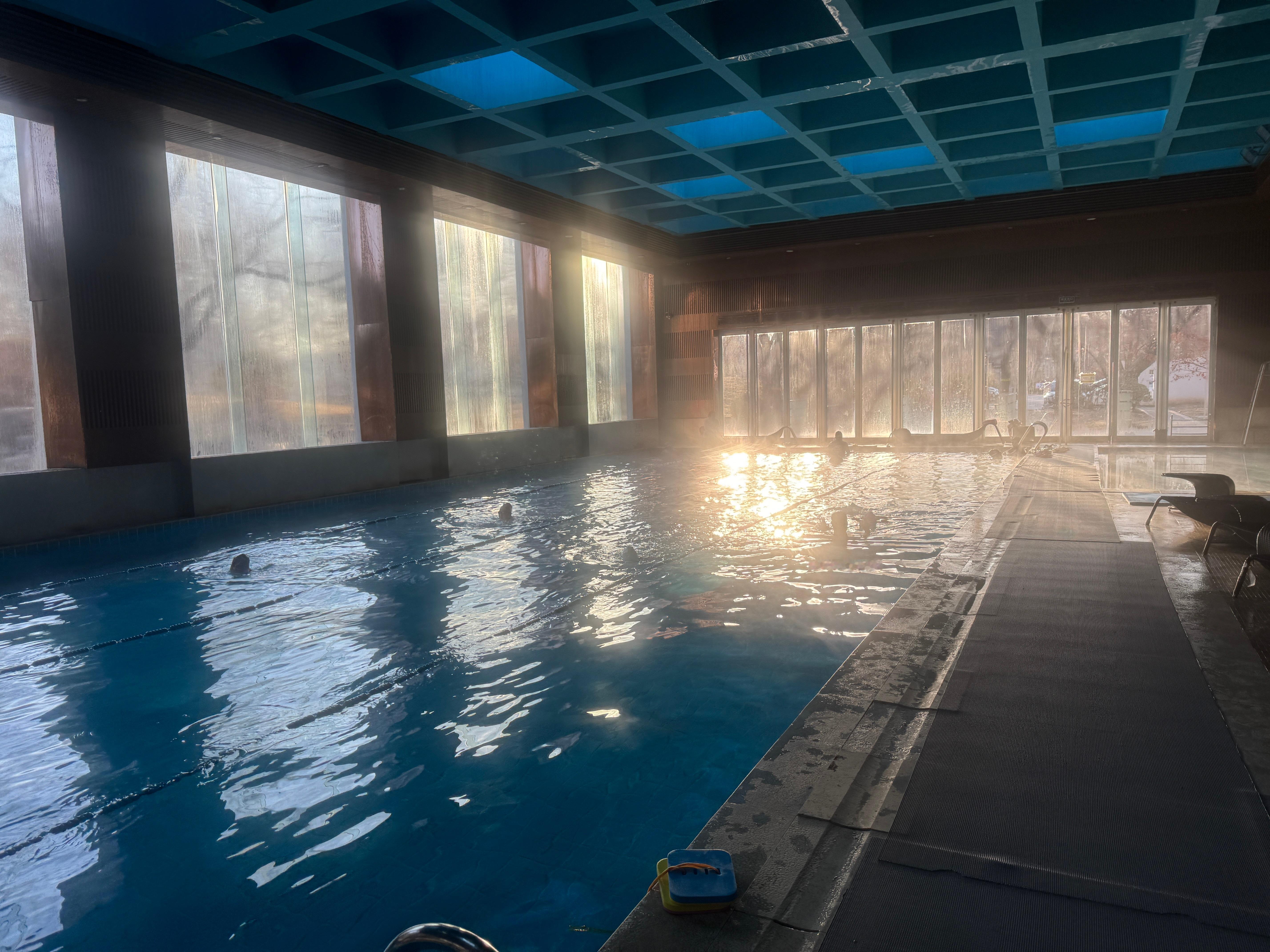 初中的时候，我们小镇建了个游泳馆50X25米的标准泳池，水质嘎嘎好那时候我自学游