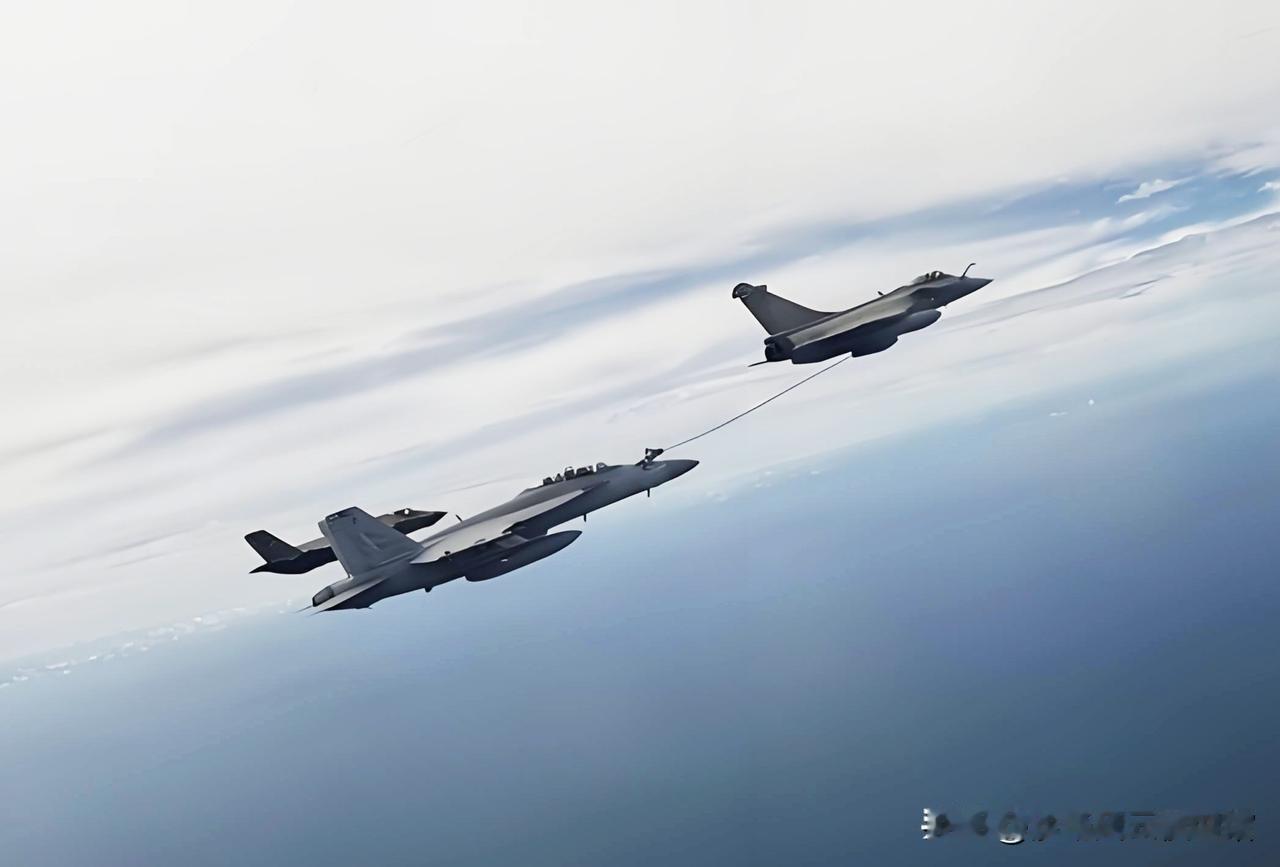 法国“阵风”M战斗机为美国F/A-18“超级大黄蜂”战斗机进行“伙伴加油”，旨在