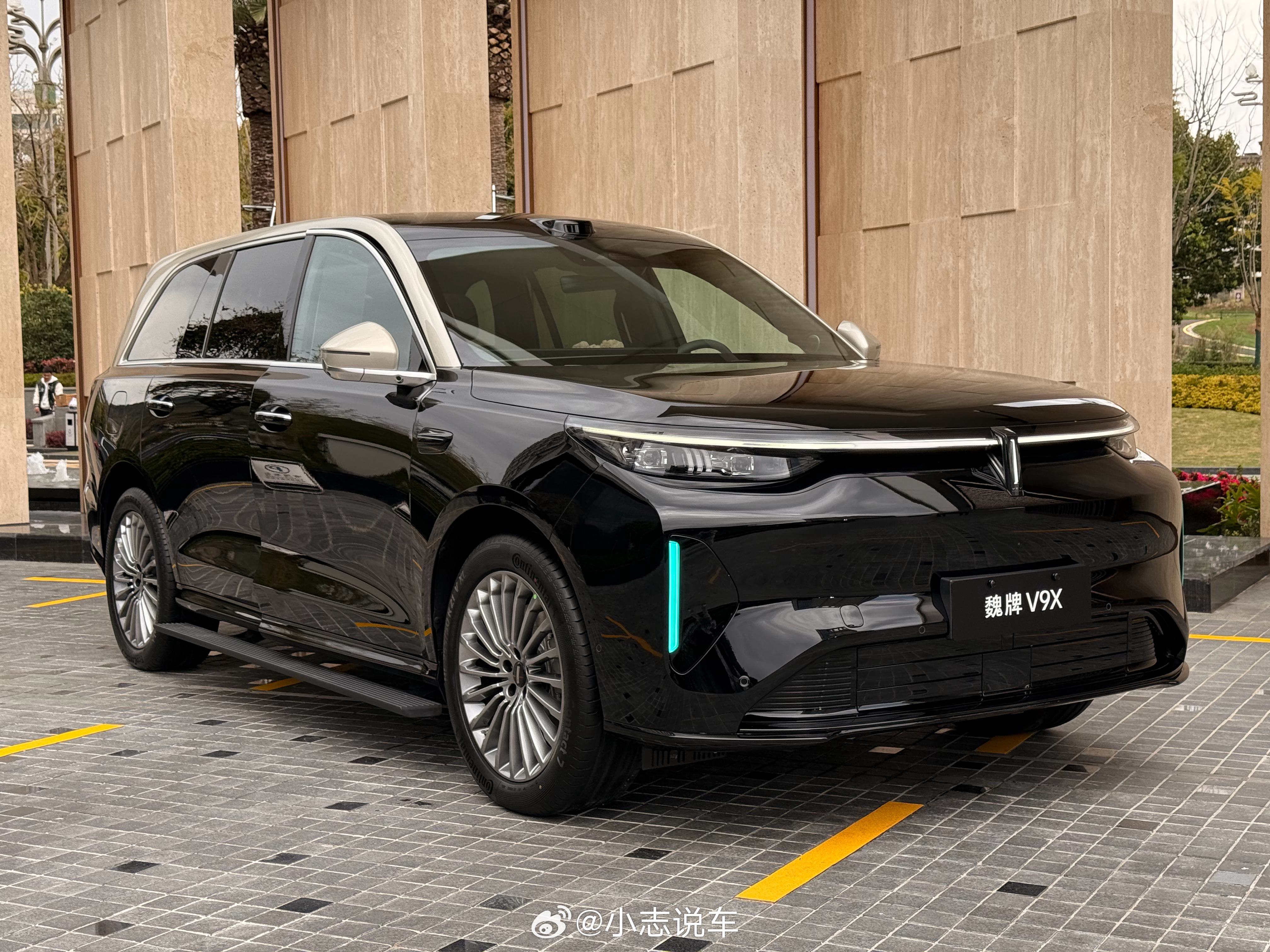 来试魏牌V9X～先静态体验一波，目前看到三个颜色：紫金💜双拼，黑金♠️双拼，还