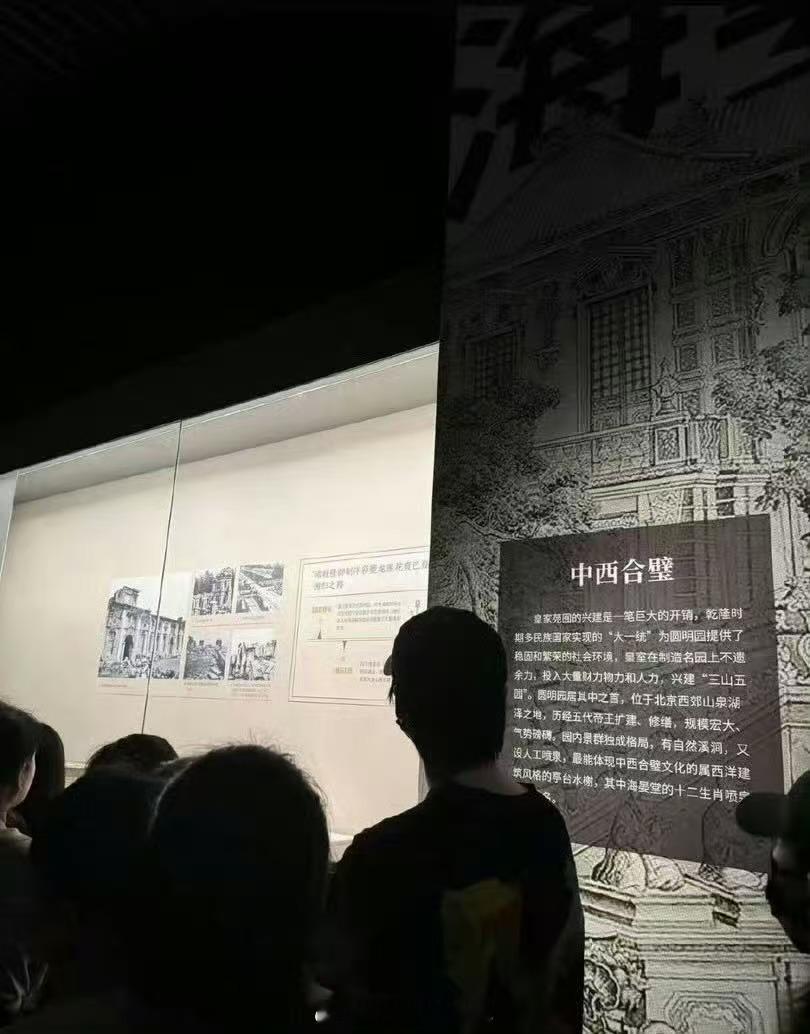 全杭州都在寻找魏大勋魏大勋本想安安静静沉浸式看展，结果身份火速暴露。 