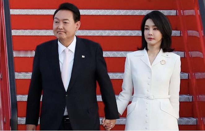 事情闹大了？韩国超1.2万名民众起诉尹锡悦夫妇，每人索赔10万韩元
尽管，10万