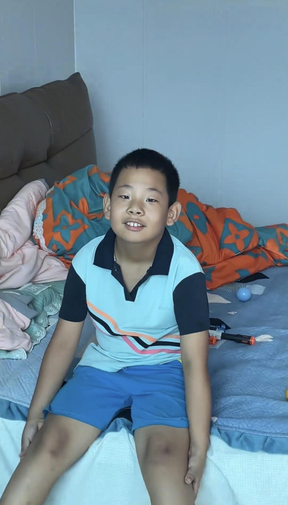小孩哥酷似于东来，网友分享参加朋友婚礼发现新郎家有一个很像于东来的小朋友。

还