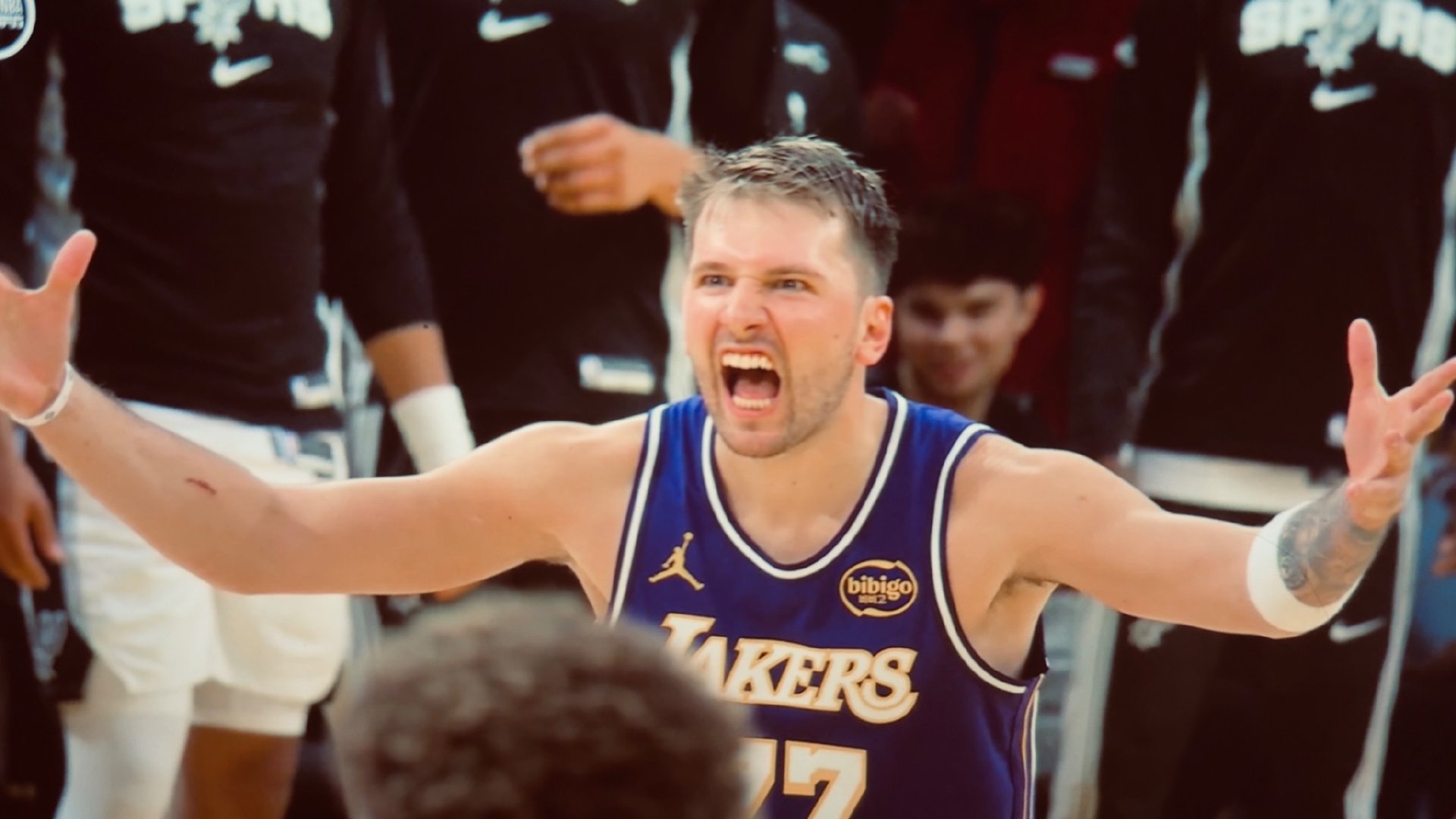 这助攻是怎么没的？这两罚不中是怎么回事？这个脑后传球又是什么东西？东契奇 ​​​