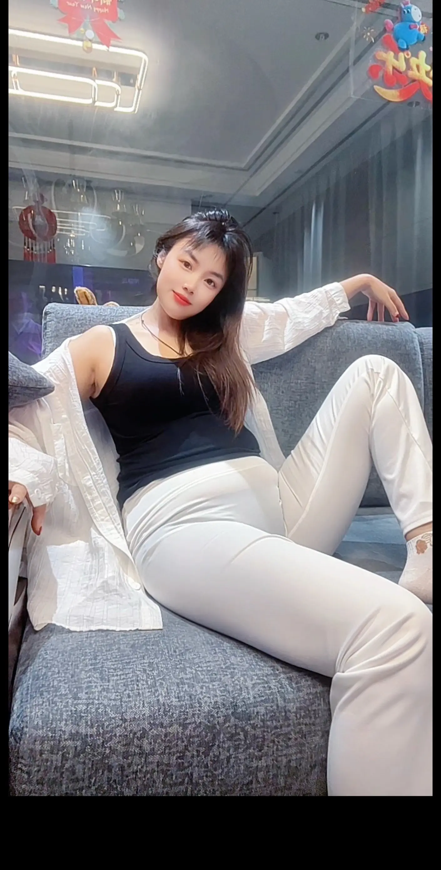 哪有年纪轻轻就变得成熟通透的，只不过都吃过的苦，走过的弯路，咽下的委屈...