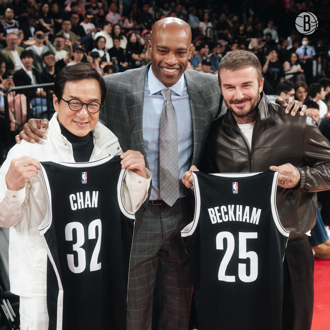 成龙获赠篮网32号球衣nba中国赛2025 卡特为成龙大哥、贝克汉姆送上篮网纪念