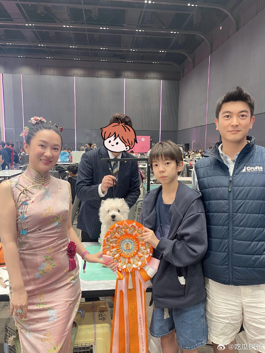 45岁霍思燕近照嗯哼12岁近照霍思燕杜江一家现身泰国公主杯犬赛现场，45岁的霍思