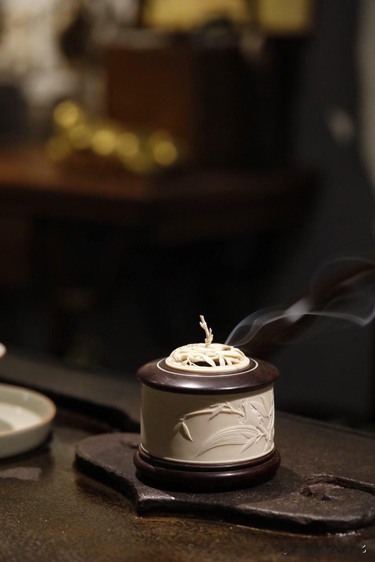 有些香炉，是用来看；有些，是用来“安静”的。

这只「竹影清韵」，紫檀沉住底气，