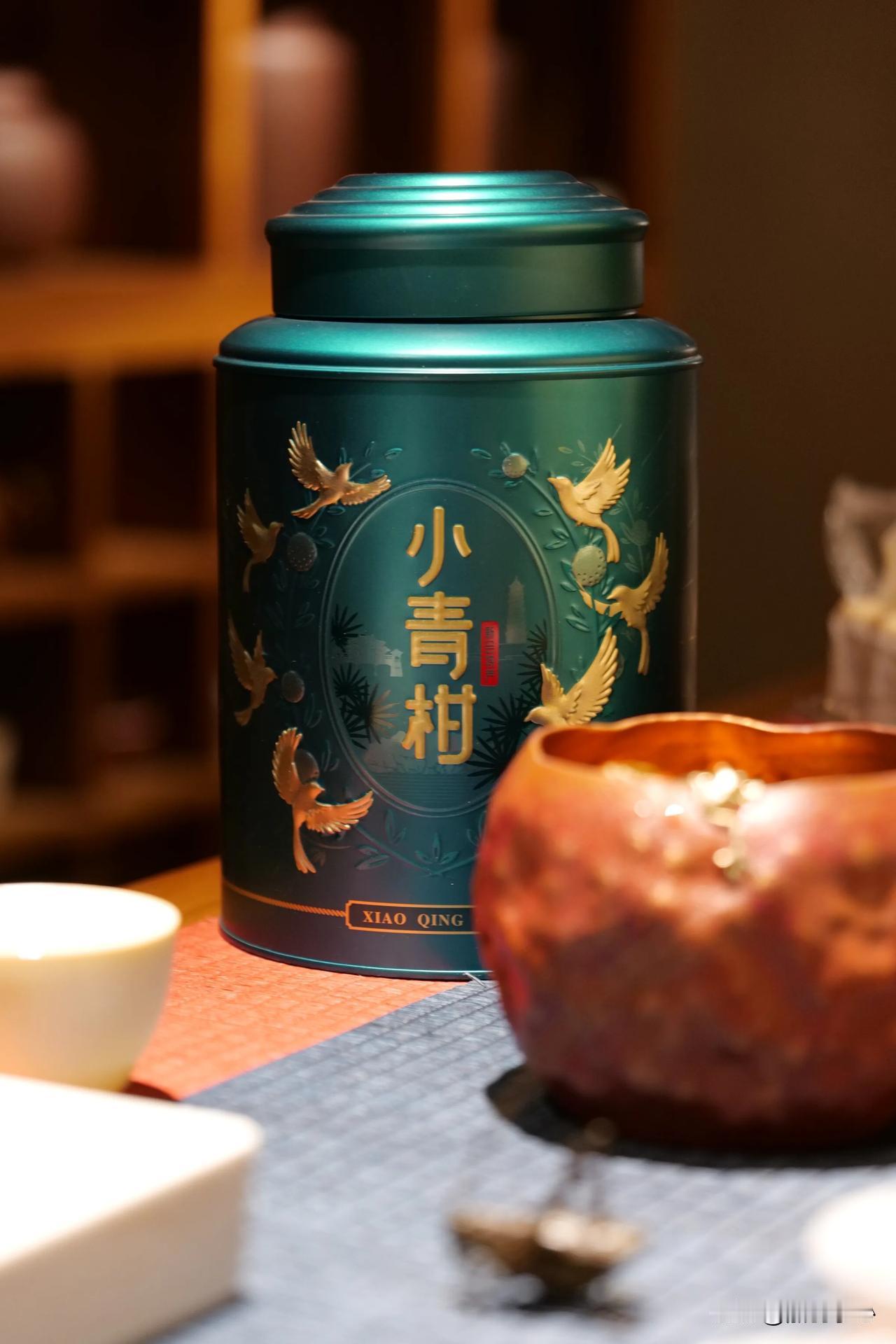 白茶属于轻微发酵茶，口感清甜，杀菌消炎的功效很明显；
普洱属于后发酵茶，一山一味