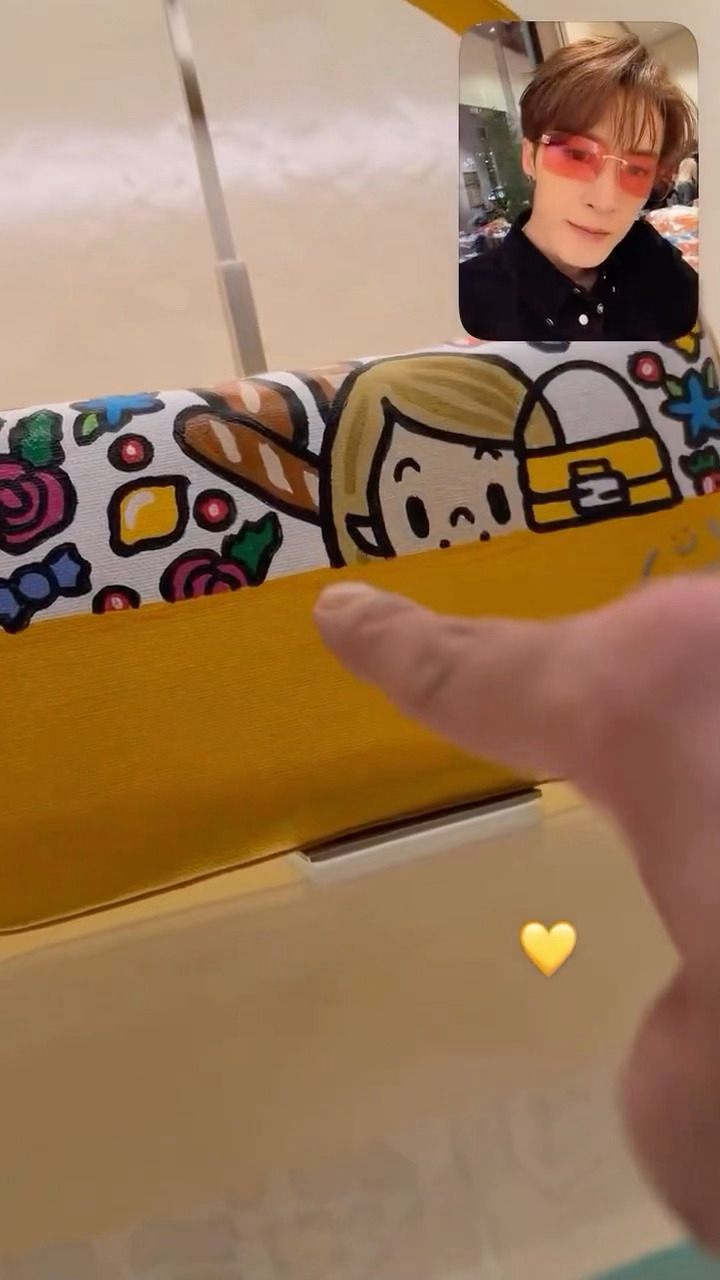 这次很明显了老公，给我们拍黄色包包，用手指的那个包包是所有包包中唯一有小女孩的包