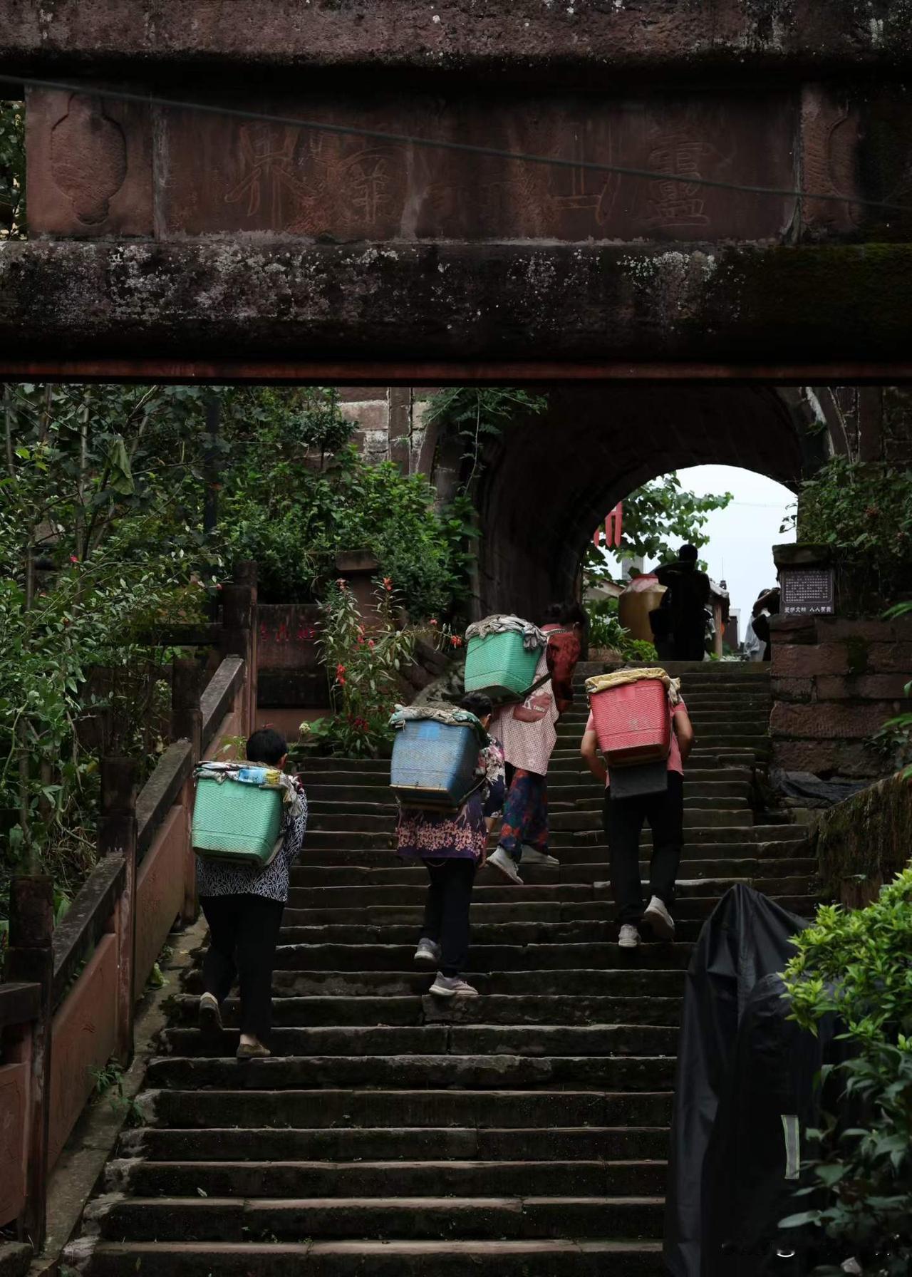 飞仙关位于雅安市芦山县飞仙关镇，地处雨城、芦山、天全三地交界，被称作西出成都，茶