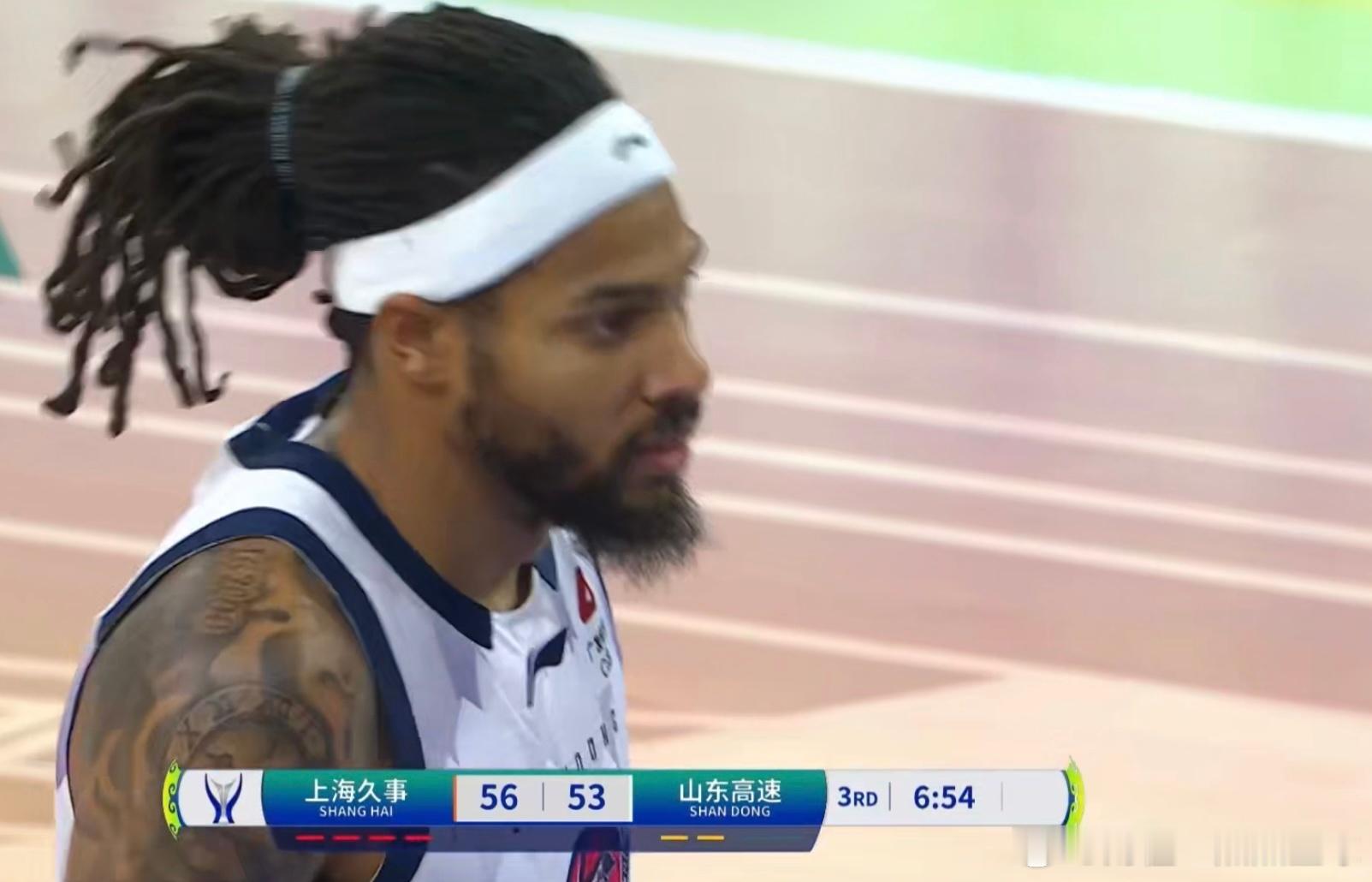 替补得分44比4，山东差太远了，第三节一度追到了2分分差，上海换一套替补阵容上来