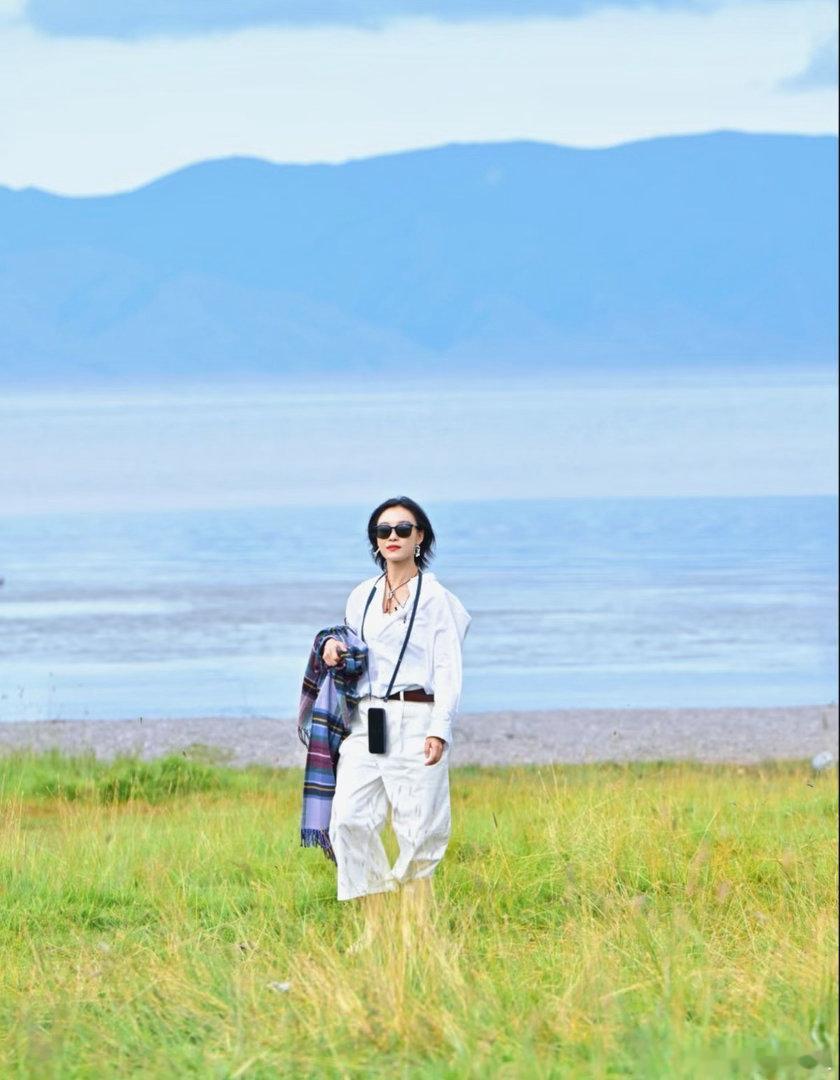 向野四美打水漂被路人哄成胚胎 倪妮扔石头时眼睛亮晶晶的，被夸后害羞捂嘴的样子也太