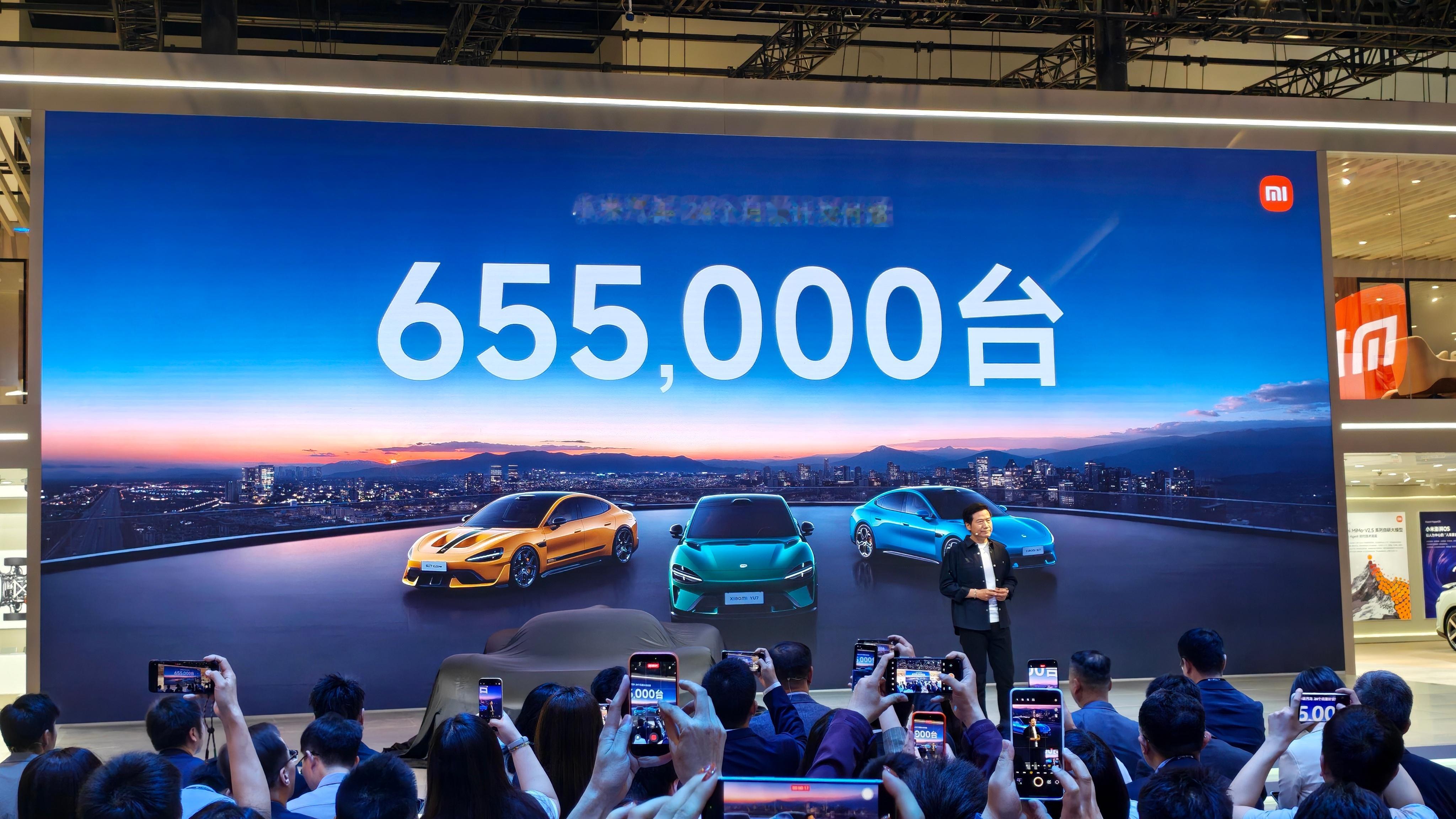 【新一代SU7 35天交付达2.6万台，锁单超6万】在第十九届北京车展上，小米汽