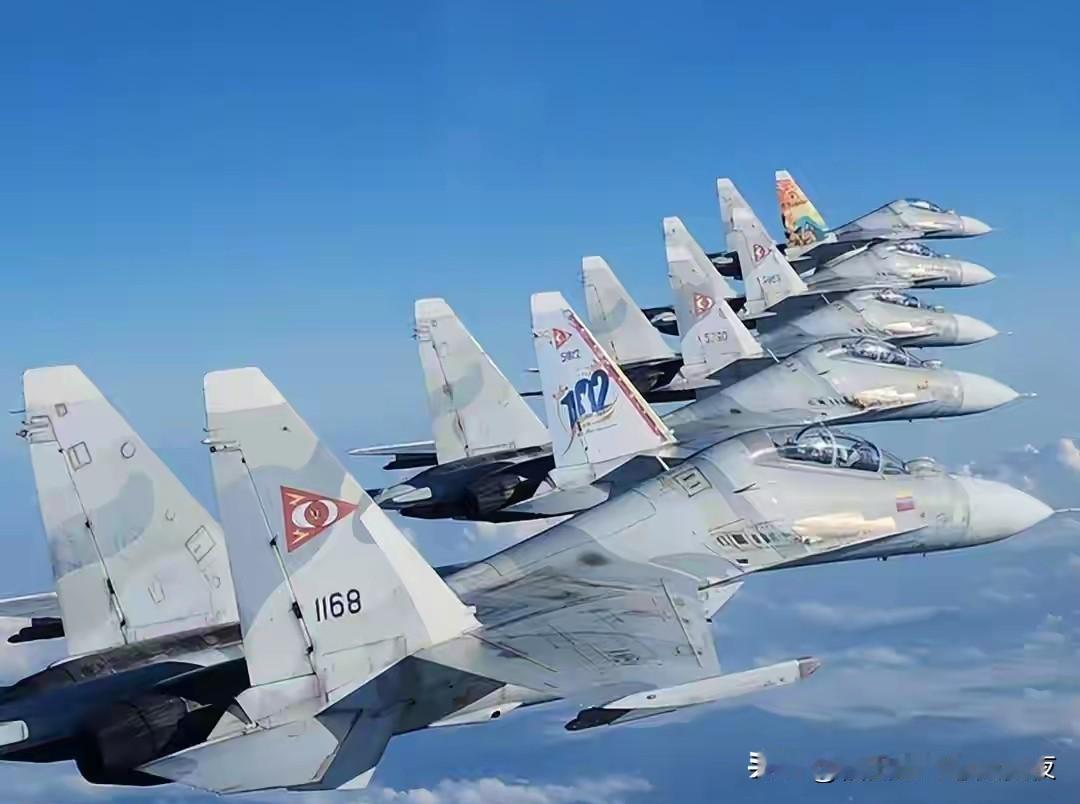 美军F35战机，AC130炮艇机空袭：委内瑞拉苏30开火