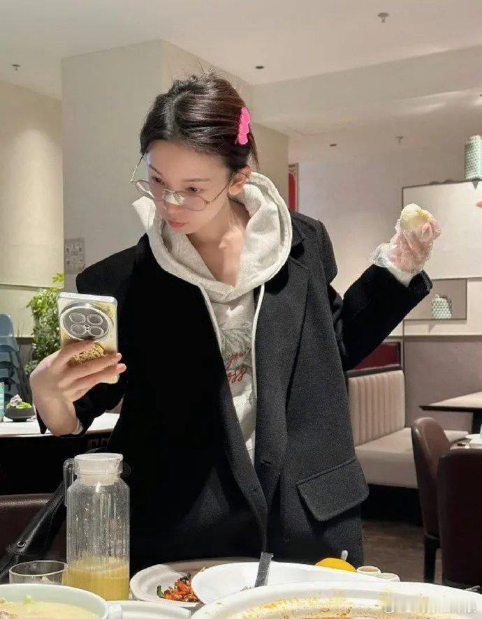 陈瑶素颜女大原相机直出也毫无压力，陈瑶素颜自带满满的校园氛围感没有浓妆修饰，皮肤