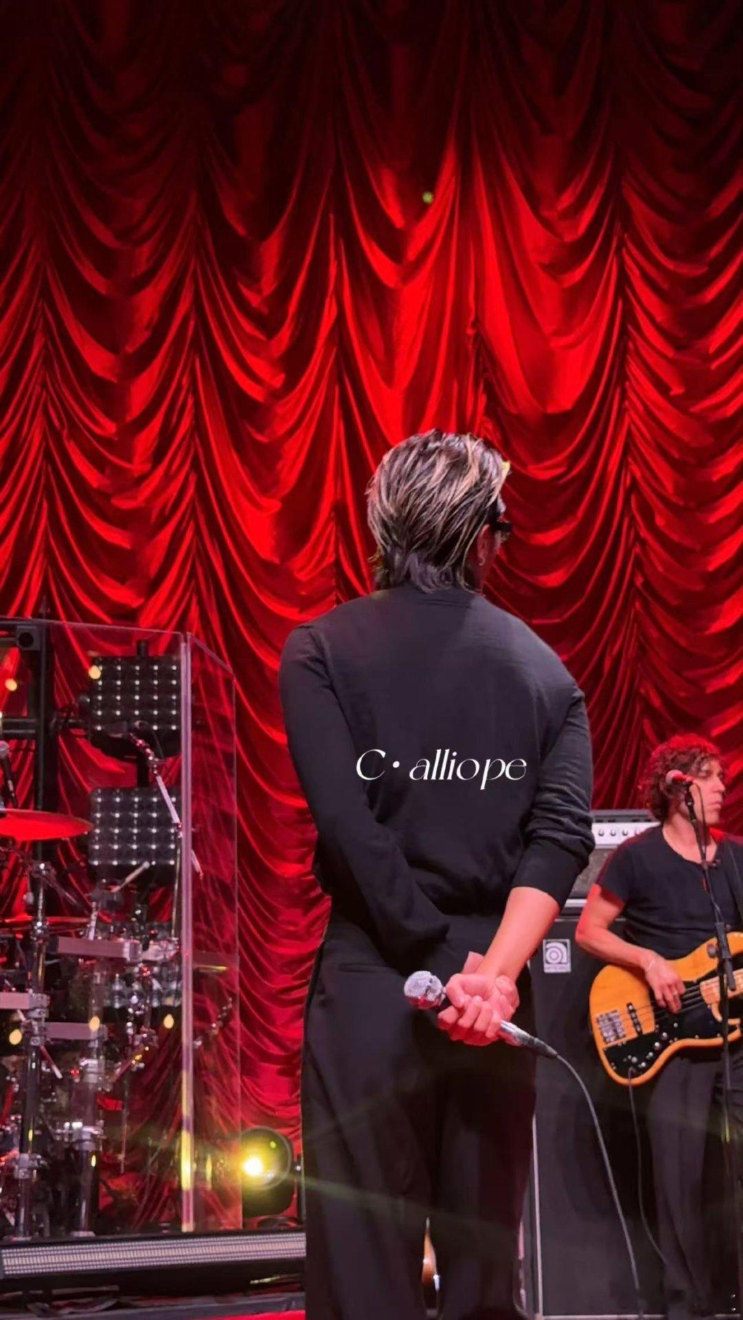 蔡徐坤紧身衣肌肉 谁懂啊！蔡徐坤紧身衣把身材优势展现得淋漓尽致，肌肉线条超绝，舞