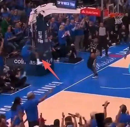 雷霆记者晒出卡斯尔推飞杰伦威视频今日NBA西部决赛天王山之战，雷霆主场迎战马刺。