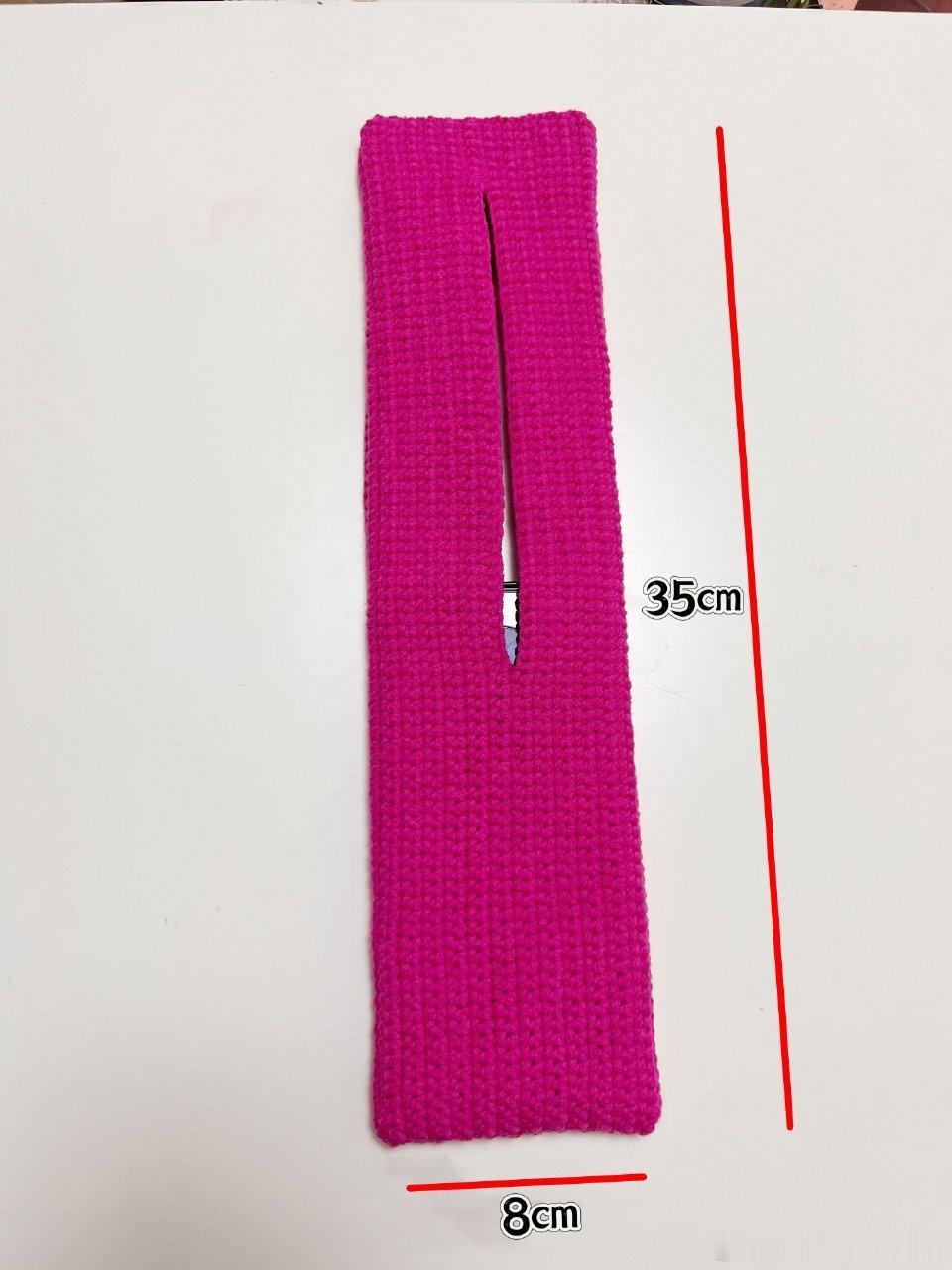 民间真的藏着太多民间高手了！毛茸茸的袜口裹着手机边，侧面缝个小兜能塞耳机，连挂绳