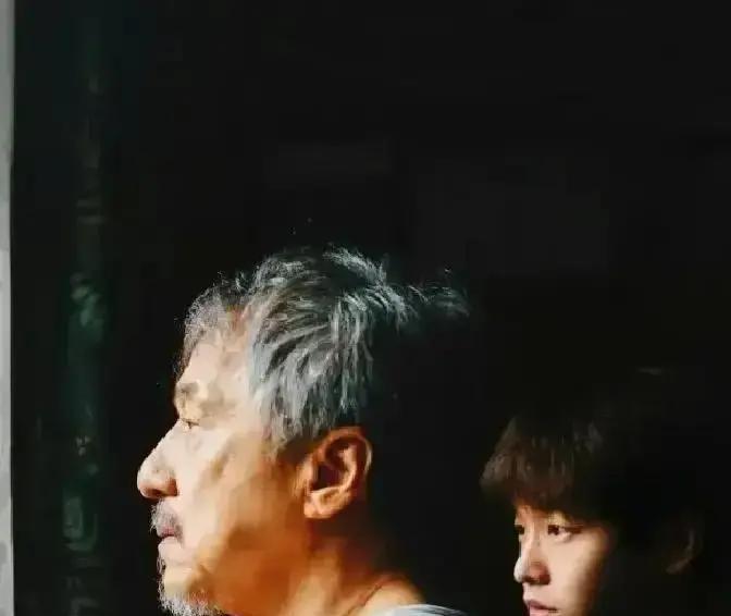 七十岁那天他对着镜头哽咽。
不是电影杀青，是人生复盘。
监视器回放里没人喊cut