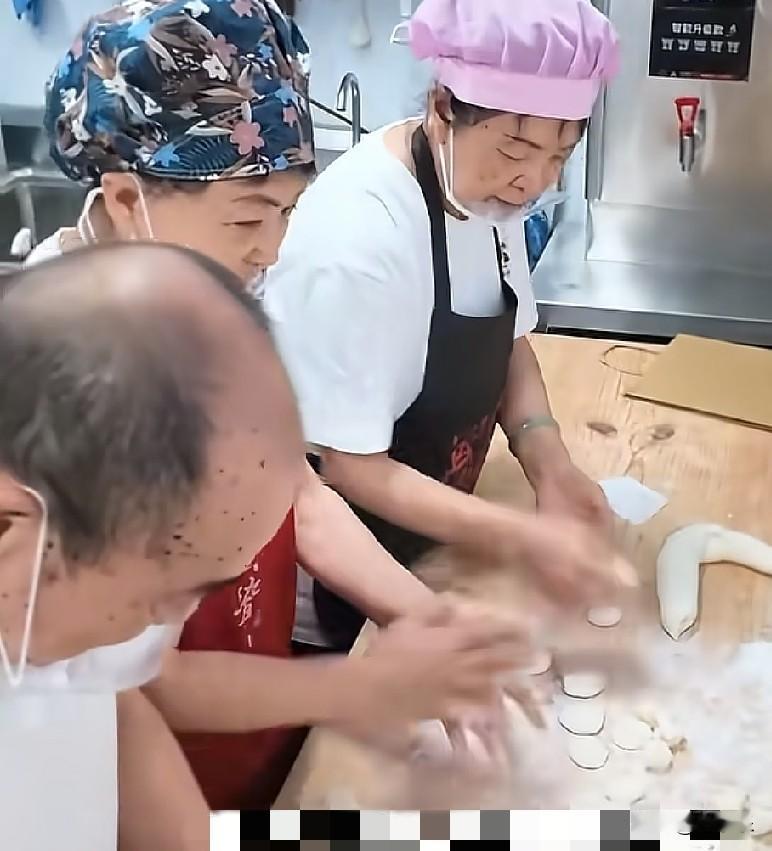 浙江东阳4位平均年龄70岁的退休老人组团创业，开了一家手工饺子馆，饺子馆纯手工制