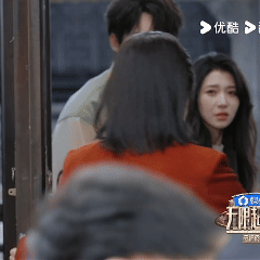 黄艺馨把郝蕾吴镇宇演到破防无限超越班 郝蕾吴镇宇双双笑场，黄艺馨这“发疯式演技”