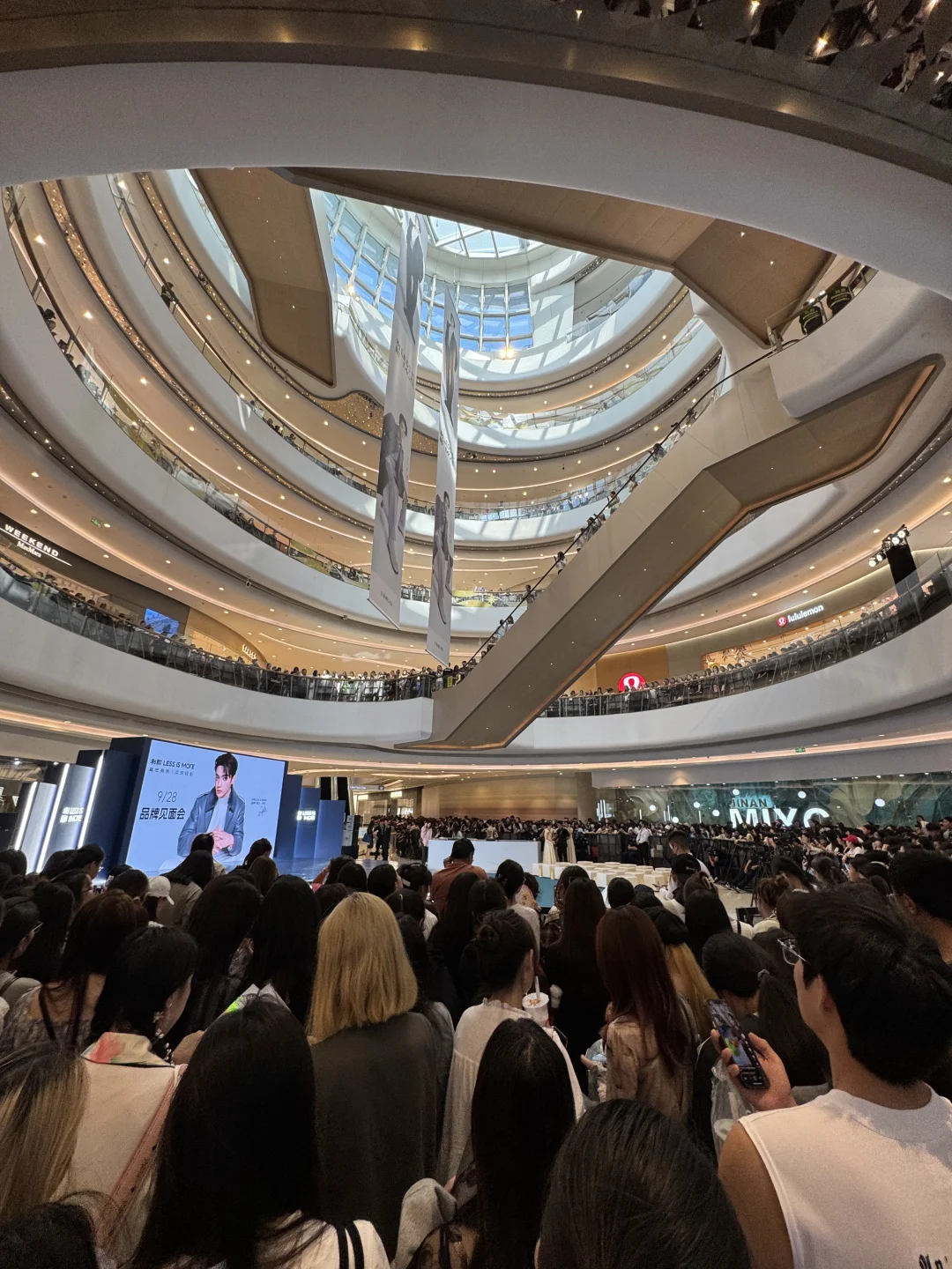 许凯来济南万象城了 这有100000人吧。。。。。